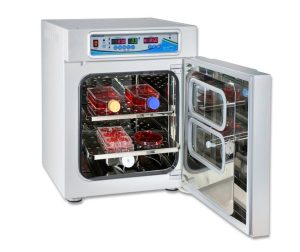 انواع انکوباتور آزمایشگاهی شامل انکوباتور هوای گرم، انکوباتور CO2، انکوباتور شیکردار و انکوباتور یخچال دار